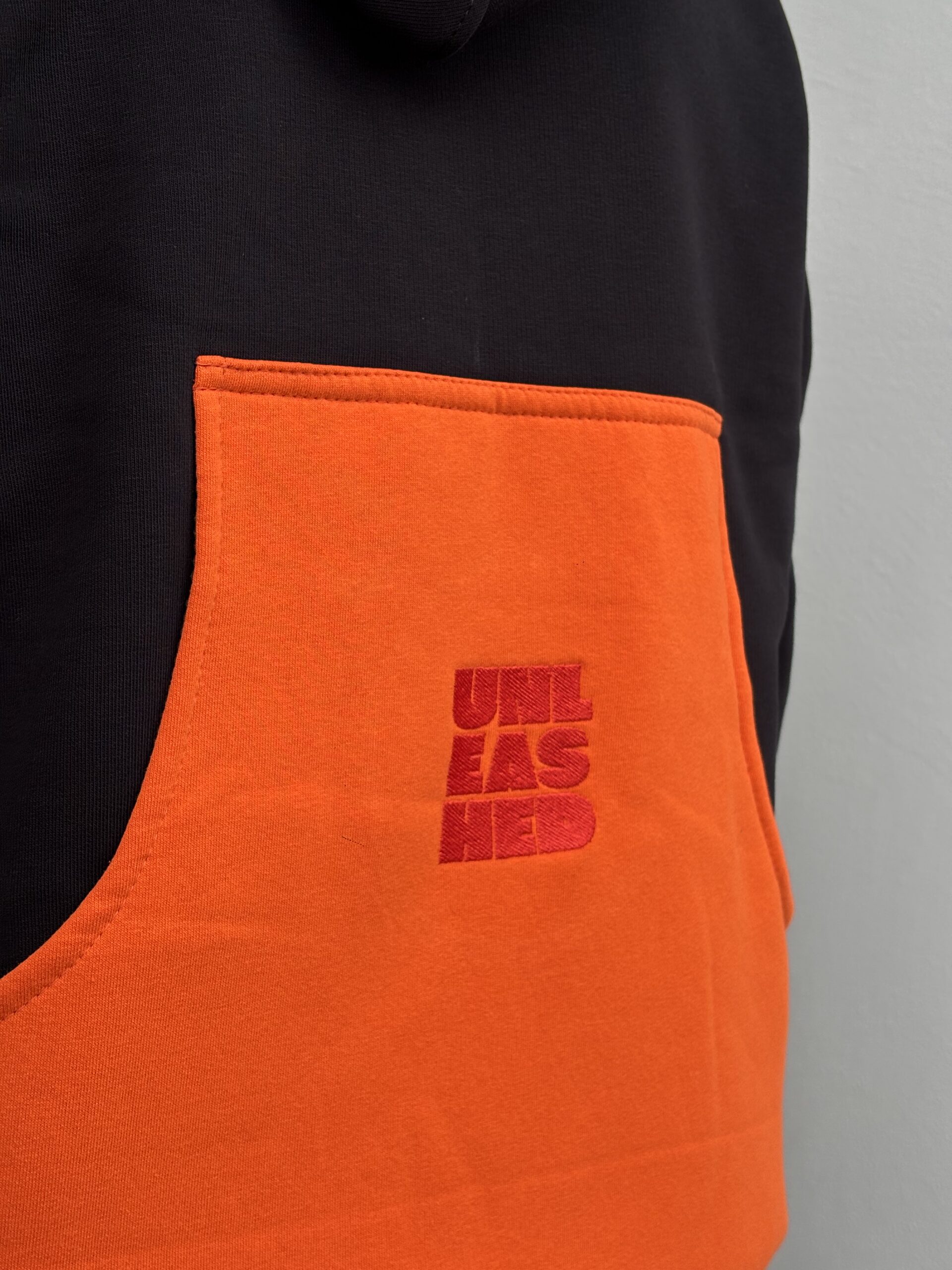 Pocket Hoodie Orange Accent - obrazek 3